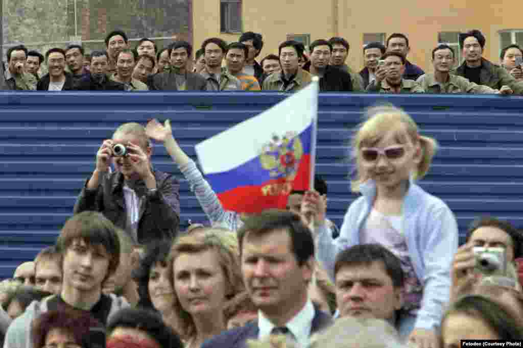 Санкт-Петербург, Невский проспекталда Бергьенлъиялъул Къо кlодо гьабулезухъ балагьарал мигрантал, 2009 (Александр Петросянил сурат) 