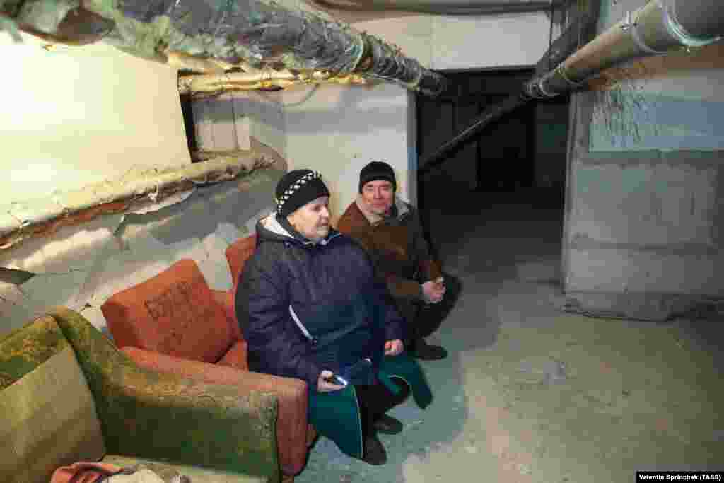 Луѓе седат во засолниш во областа на Доњецк, Петровски, контролирана од сепаратистите, на 24 март.