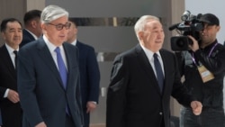 Қазақстан президенті Қасым-Жомарт Тоқаев (сол жақта) пен Қауіпсіздік кеңесін өмір бойы басқару құқығына ие бұрынғы президент Нұрсұлтан Назарбаев. Нұр-Сұлтан, 16 мамыр 2019 жыл.