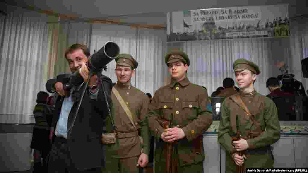 Голова Українського інституту національної пам'яті Володимир В'ятрович пробує на вагу кулемет Льюїса (вага із боєкомплектом близько 20 кілограмів) під час відкриття виставки «100 років Української революції. Відроджена держава». Київ, 16 березня 2017 року ПЕРЕГЛЯНЬТЕ ФОТОГАЛЕРЕЮ