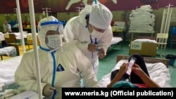 Коронавирус күчөгөн жай айларында ачылган убактылуу стационарлардын биринде тартылган сүрөт. Бишкек. 6-июнь, 2020-жыл.