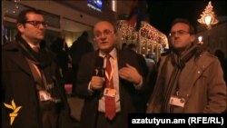 Լիտվա - «Ազատություն» ռադիոկայանի հայկական ծառայության տնօրեն Հրայր Թամրազյանը հարցազրույց է վերցնում իրավապաշտպան Արթուր Սաքունցից և փորձագետ Հրանտ Կոստանյանից, Վիլնյուս, 28-ը նոյեմբերի, 2013թ․