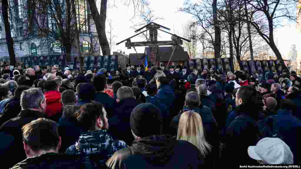 На алею Небесної сотні прийшли кількасот побратимів і киян попрощатися з військовим