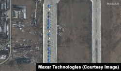 Руски военни самолети Су-34 във военната база Морозовск.