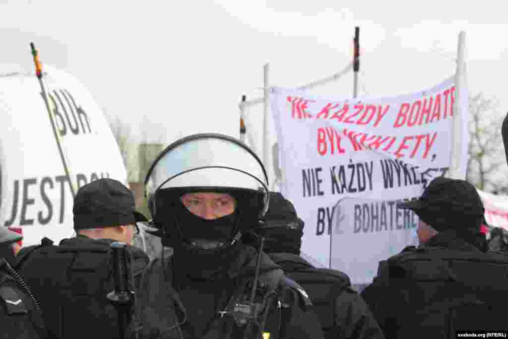 Ад шэсьця нацыяналістаў іх аддзяляла паліцыя. Праціўнікі шэсьця крычалі «Буры — ня наш герой», «Нацыяналізм лечыцца».