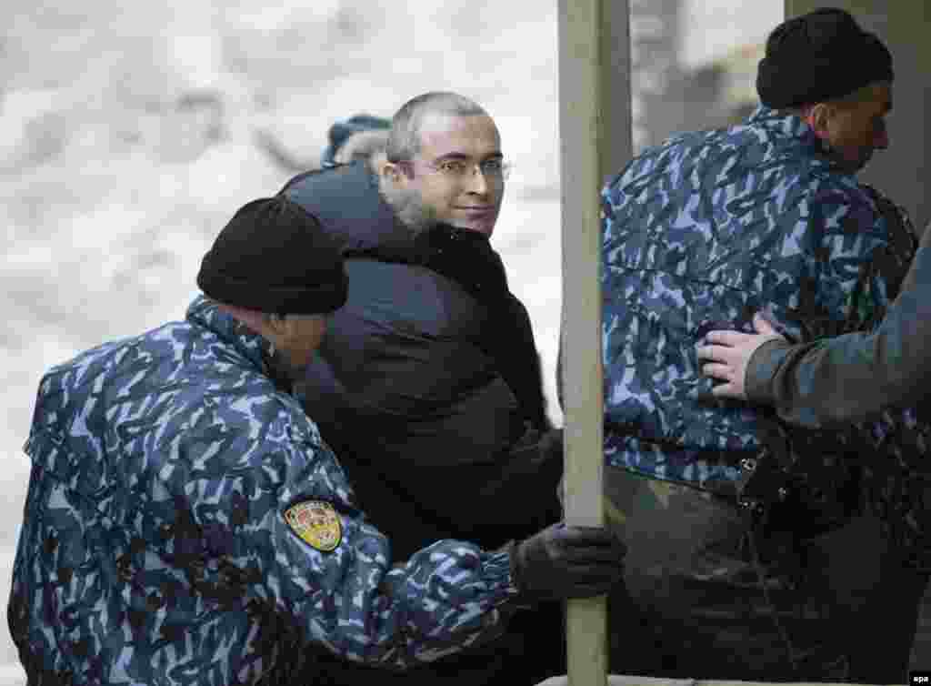 Ходорковского эскортируют в суд в Москве, 23 декабря 2003 года