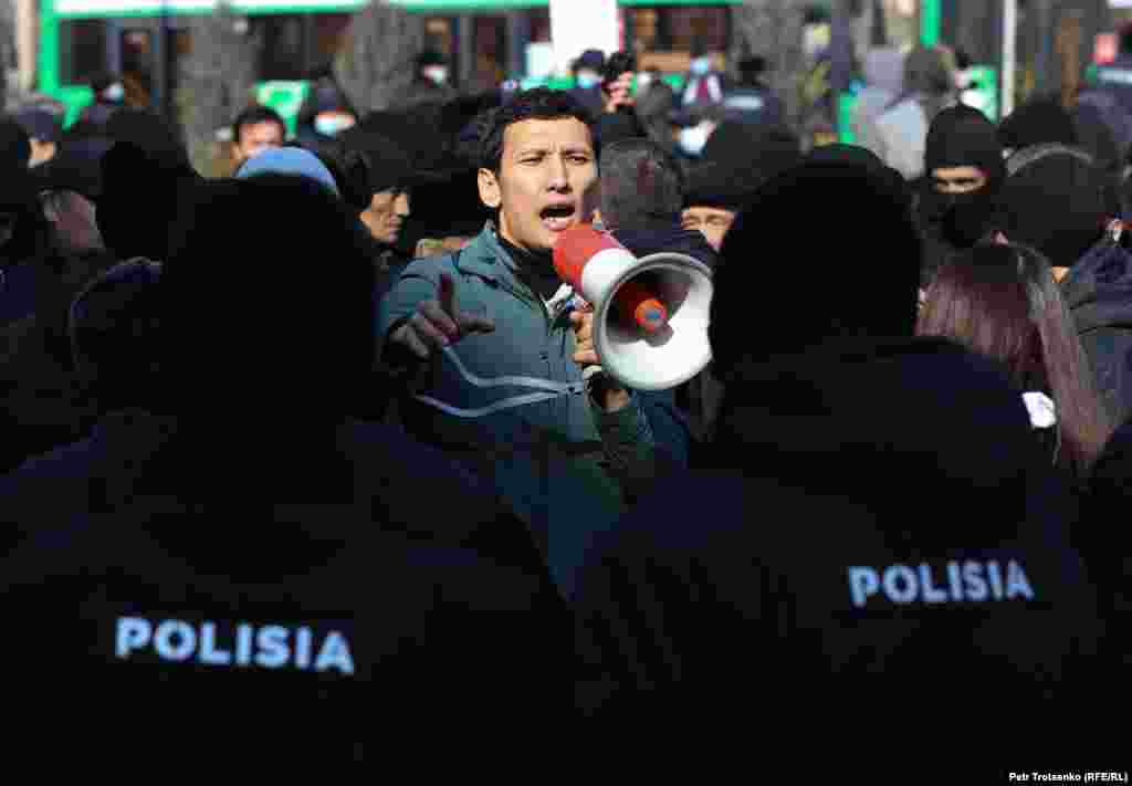 Активист е соочен со полицајци за време на протестот во Алмати, Казахстан, на 28 февруари.