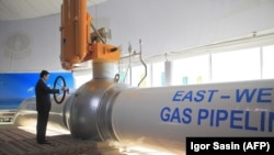 Президент Туркменистана на церемонии открытия газопровода Восток-Запад по транспортировке туркменского газа на побережье Каспийского моря, 23 декабря 2015. 