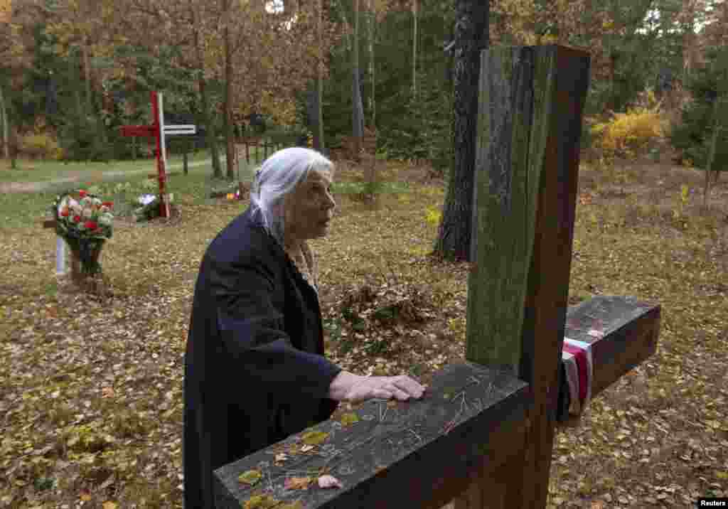 Maia Kliashtornaia, 76, printre crucile mormîntului comun de la Kuropati, își comemorează tatăl, poetul Todor Klyashtorny, unul dintre cei 35 de scriitori uciși în noaptea de 29 octombrie 1937 de către NKVD. 