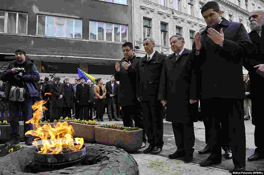Polaganje cvijeća na spomen-obilježje "Vječna vatra"