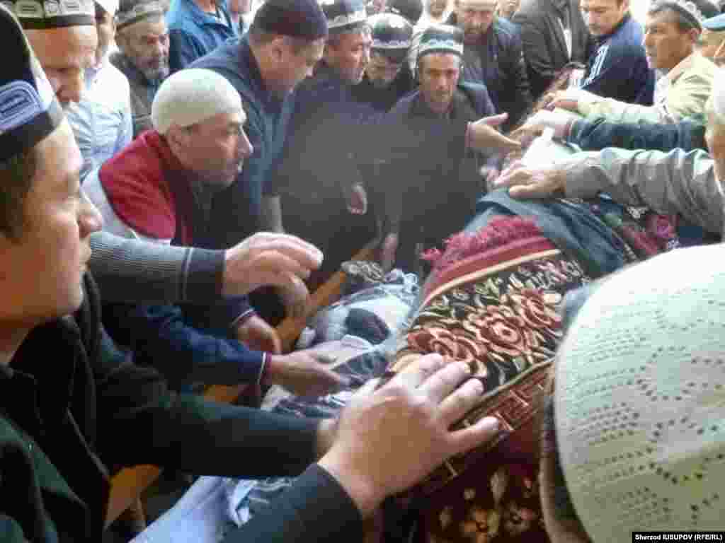Kyrgyzstan - Osh funeral of victims of a car accident