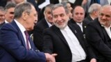 Russiýanyň daşary işler ministri Sergeý Lawrow (çepde) we Eýranyň daşary işler ministri Abbas Arakçi 17-nji ýanwarda Moskwada geçirilen gepleşiklerden soň elleşýärler.