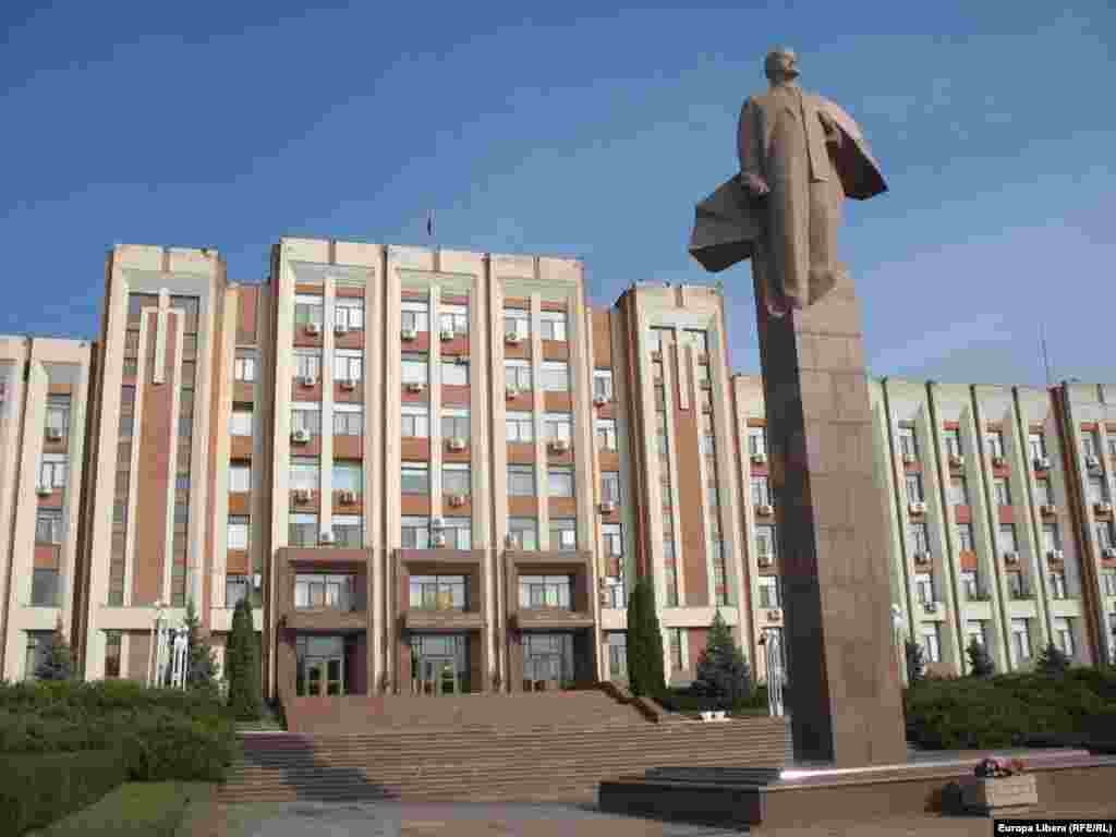 Памятник В. Ленину у здания Верховного совета Приднестровья 