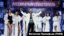 Ырчы Филипп Киркоров Крымдын аннексиясынын жети жылдыгына арналган концертте, Севастополь шаары
