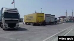 Таджикские фуры на границе с Туркменистаном