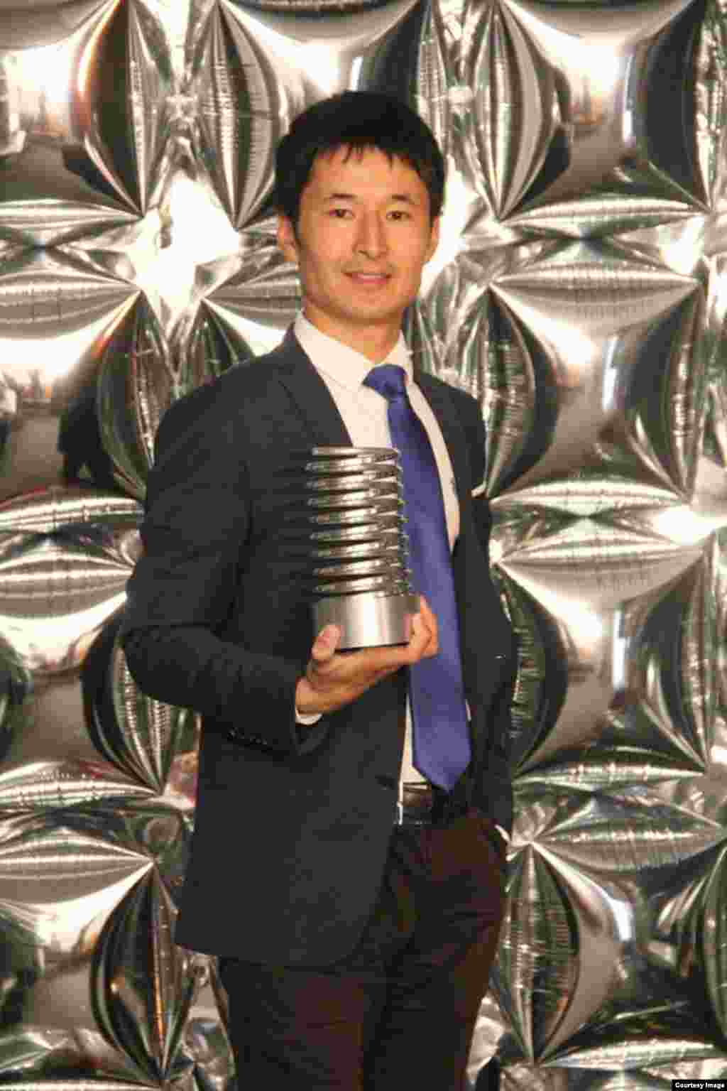 Уландын «Кыял» тасмасы 2016-жылы дүйнөлүк Webby Awards (Интернет-Оскар) сынагында 13 миң видеонун ичинен алдыңкы бештикке кирген. Тасманын каарманы Нургазы менен Улан АКШга барып сыйлык алып келишкен эле.