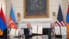 Azərbaycan prezidenti İlham Əliyev, ABŞ prezidenti Donald Tramp və Ermənistan baş naziri Nikol Paşinyan Ağ evdə imzaladıqları Birgə Bəyannaməni nümayiş etdirirlər.