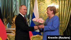 Un buchet de flori de la Vladimir Putin pentru Angela Merkel, Moscova, 20 august 2021