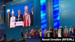 Нурсултан Назарбаев Казакстан калкынын ассамблеясында сүйлөп жатат, Уральск шаары, 9-март 2016-жыл.