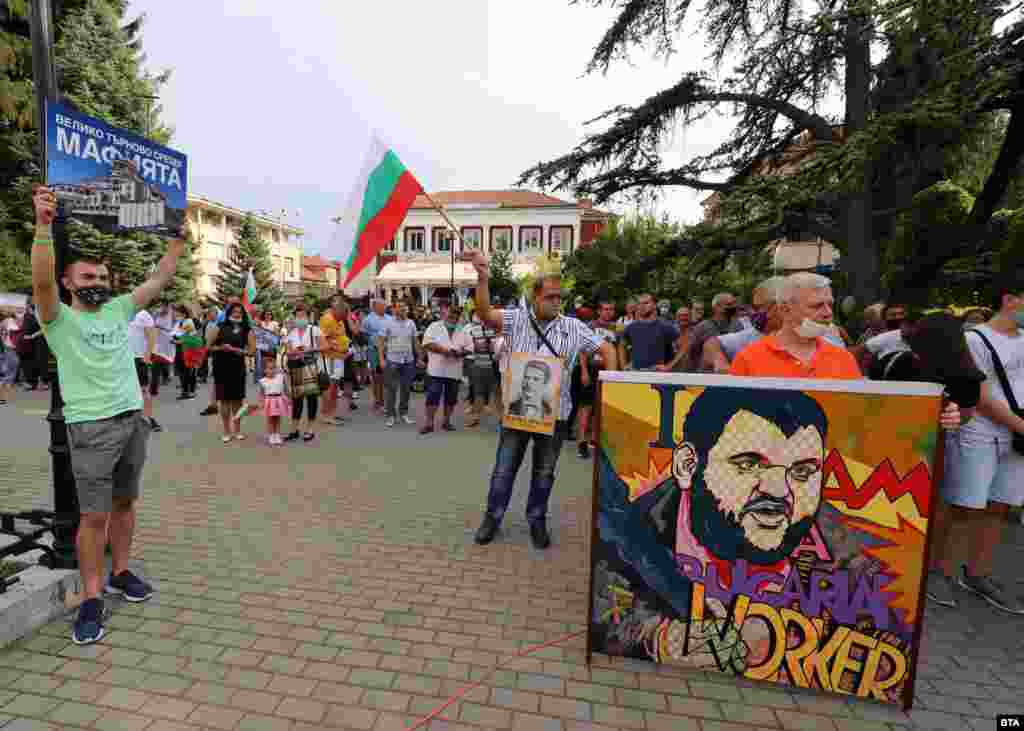 Демонстранти во Велико Трново со плакат со ликот на Делјан Пеевски.