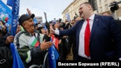 Лидерът на ДПС-Ново начало Делян Пеевски излезе от Народното събрание, за да говори пред организирано докараните с автобуси от различни градове негови симпатизанти в София, 11 ноември 2024 г.