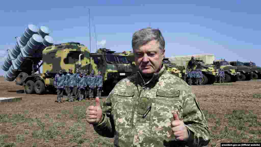 Президент України, верховний головнокомандувач ЗСУ Петро Порошенко взяв участь у випробуваннях новітнього українського комплексу крилатих ракет «Нептун». Полігон на Одещині, 5 квітня 2019 року БІЛЬШЕ ПРО ЦЕ