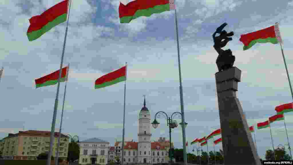 Магілёў, Ратушная плошча. Манумэнт «Барацьбітам за савецкую ўладу»