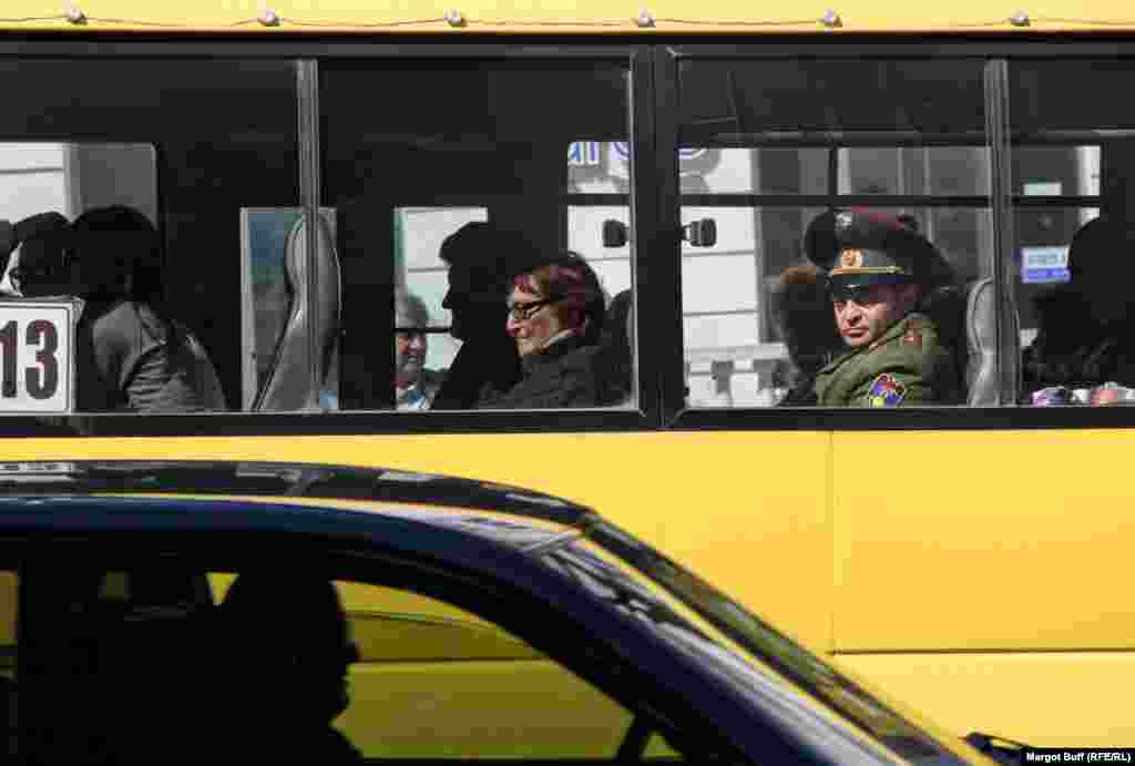 Офицер едет в автобусе в Степанакерте. Военнослужащих не так много в этом регионе, который находится под совместным контролем армии Армении и сил оборонны Нагорного Карабаха. 