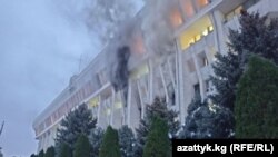 У ніч на 6 жовтня на третьому поверсі будинку, де працюють президент і парламент Киргизстану, спалахнула пожежа, повідомляє киргизька служба Радіо Свобода