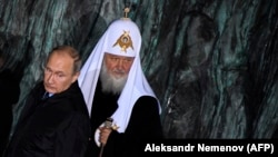 Владимир Путин и патриарх Кирилл у Стены плача в Москве 