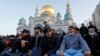 Верующие у мечети в Москве. 30 марта 2025 года 