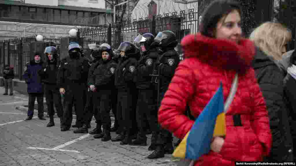 Після встановлення порядку, силовики відійшли вбік і лише спостерігали за перебігом подій, вони не заважали активістам «прикрашати» будівлю посольства