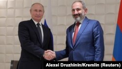 Встреча премьер-министра Армении Никола Пашиняна (справа) и президента России Владимира Путина в Ереване, 1 октября 2019 г․