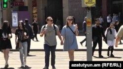 Ռուս տուրիստները Երևանի փողոցներից մեկում, 3-ը մայիսի, 2021թ.