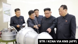 Түндүк Кореянын лидери Ким Чен Ын өлкөдө жасалган куралды көрүп жаткан учуру.