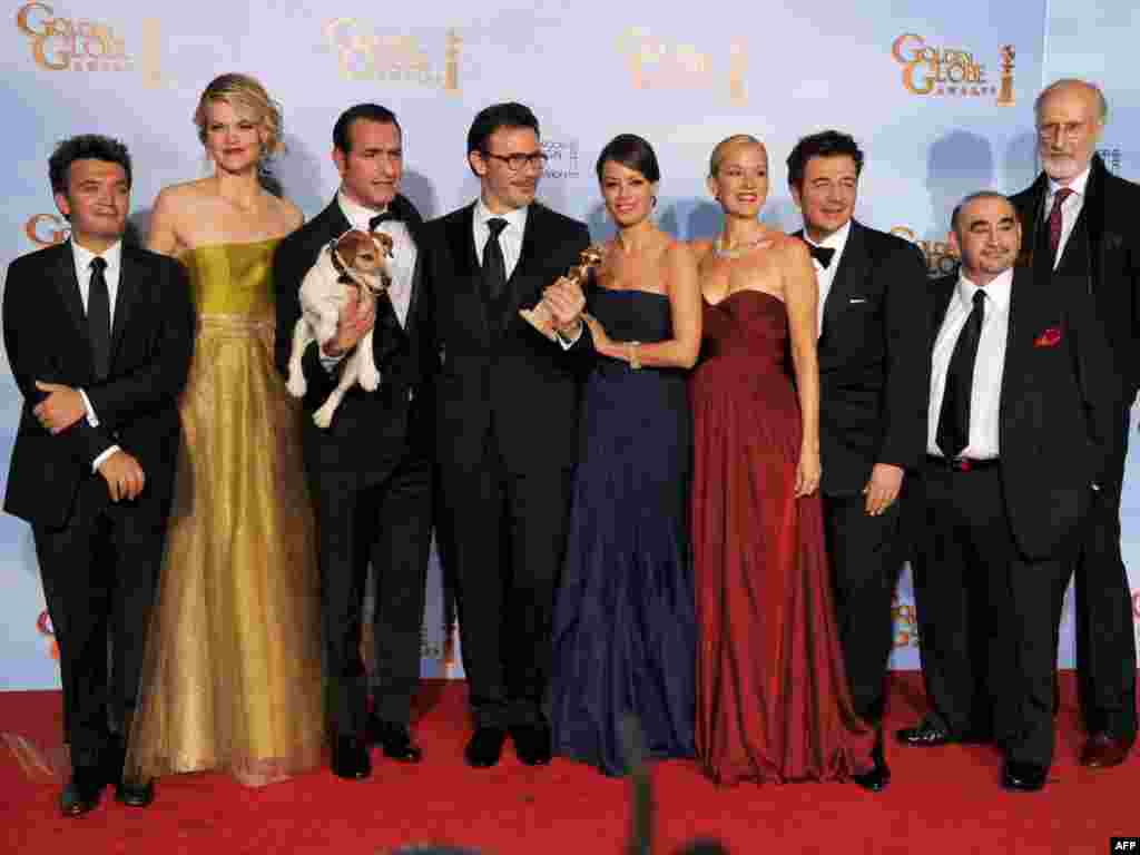 Ekipa filma ¨Umjetnik¨- Producent Thomas Langmann, glumci Missi Pyle, Jean Dujardin, redatelj Michel Hazanavicius, glumci Berenice Bejo, Penelope Ann Miller, kompozitor Ludovic Bource, te Ken Davitian i James Cromwell.