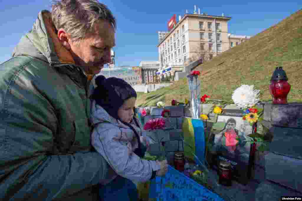 Квіти на вшанування загиблих на Майдані. Україна відзначає 21 листопада День гідності та свободи та рік, як розпочався Євромайдан