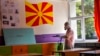 Një punëtor dezinfekton një klasë në një shkollë fillore në Shkup. 15 shtator 2020. 
