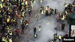 Protestatari cu veste galbene pe Champs-Elysees, 8 decembrie 2018