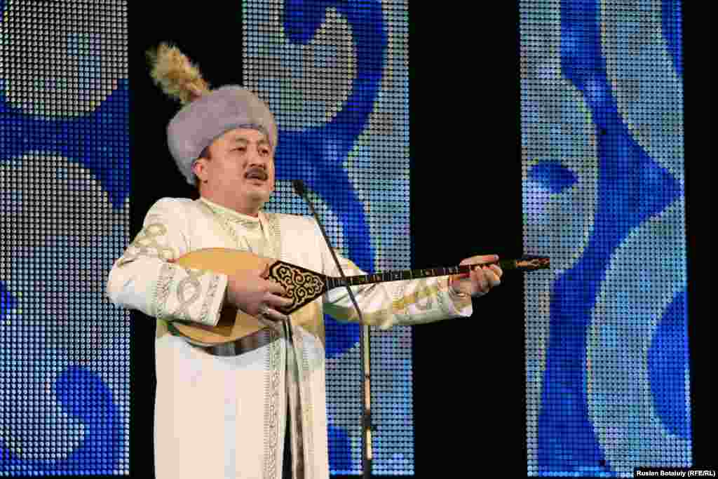 Айтыскер ақын Аманжол Әлтаев «Мәулітке арнау» айтып тұр.