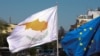 Կիպրոսի եւ Եվրամիության դրոշները, Նիկոսիա, 1-ը հուլիսի, 2012թ.