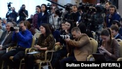 Кыргызстанда иштеген журналисттер. Иллюстрациялык сүрөт.