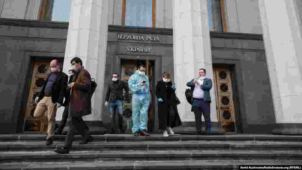 Народні депутати у масках виходять з Верховної Ради після проведення позачергового засідання. Київ, 30 березня 2020 року ФОТОГАЛЕРЕЯ: У Верховну Раду в масках. Як захищали себе депутати від коронавірусу