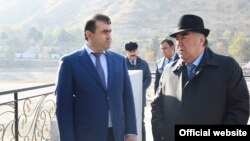 Тажикстандын президенти Эмомали Рахмон (оңдо) жана күйөө баласы Шамсулло Сохибов. 2018-жыл.