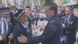 Özbegistanyň prezidenti Şawkat Mirziýoýew uruş weteranlarynyň hal-ahwalyny soraýar. Arhiw suraty