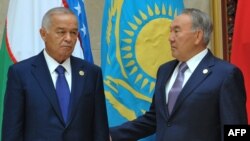 Өзбекстандын мурдагы президенти Ислам Каримов (солдо) менен Казакстан президенти Нурсултан Назарбаев.