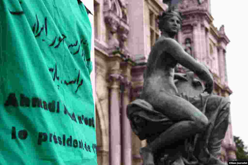 پاریس، فرانسه - جمعآوری امضا در راستای حرکتی مدنی به نام «بلندترین تومار جهان؛ احمدینژاد رئیس جمهور ایران نیست»