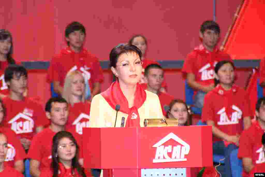 В 2003 году Дарига Назарбаева создала свою политическую партию – «Асар». По итогам выборов 2004 года она прошла в мажилис, будучи председателем «Асара». На фото: Дарига Назарбаева на съезде партии «Асар». Ноябрь 2005 года. 