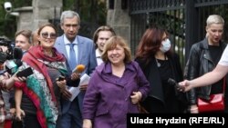 Сьвятлана Алексіевіч пасьля наведваньня Сьледчага камітэту, 26 жніўня 2020.