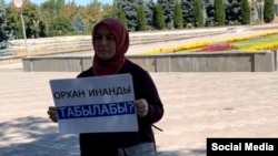 Орхан Инандынын жубайы Рейхан Инанды жалгыз пикетке чыкты.